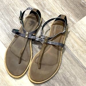 UGG SNAKE SKIN SANDALS SIZE W8